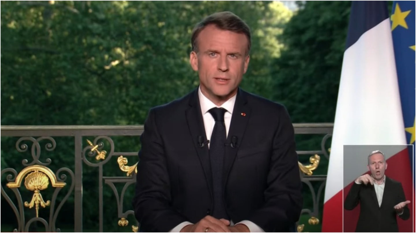 Emmanuel Macron pendant son adresse aux Français, avec les drapeaux français et européen.