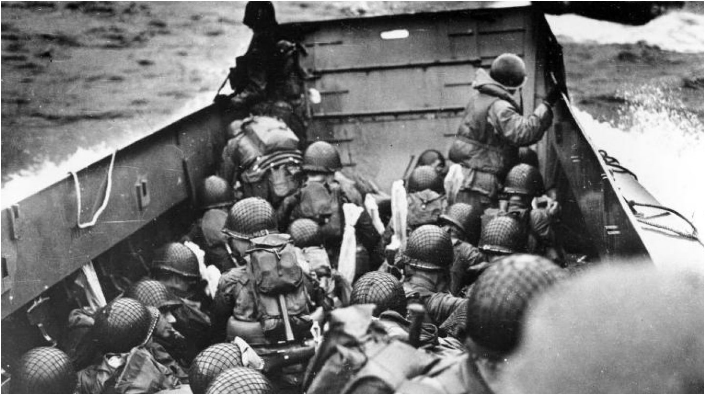 Le 6 juin 1944, des soldats dans une barge près des plages de Normandie.