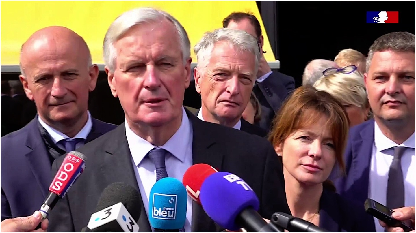 Le Premier ministre Michel Barnier répond aux journalistes au Technolac.