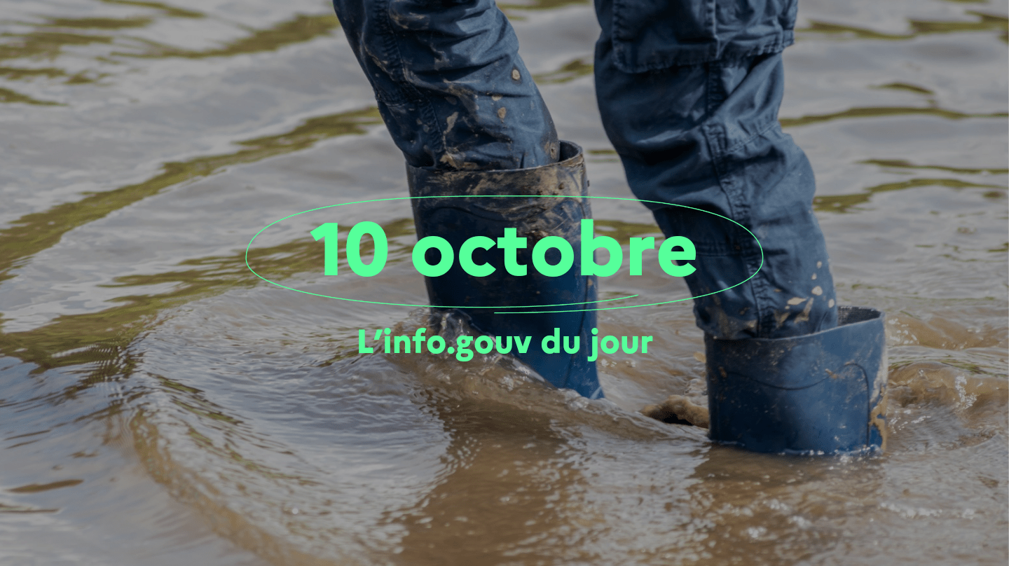 Un gros plan sur les jambes d'une personne chaussée de bottes, les pieds dans l'eau.