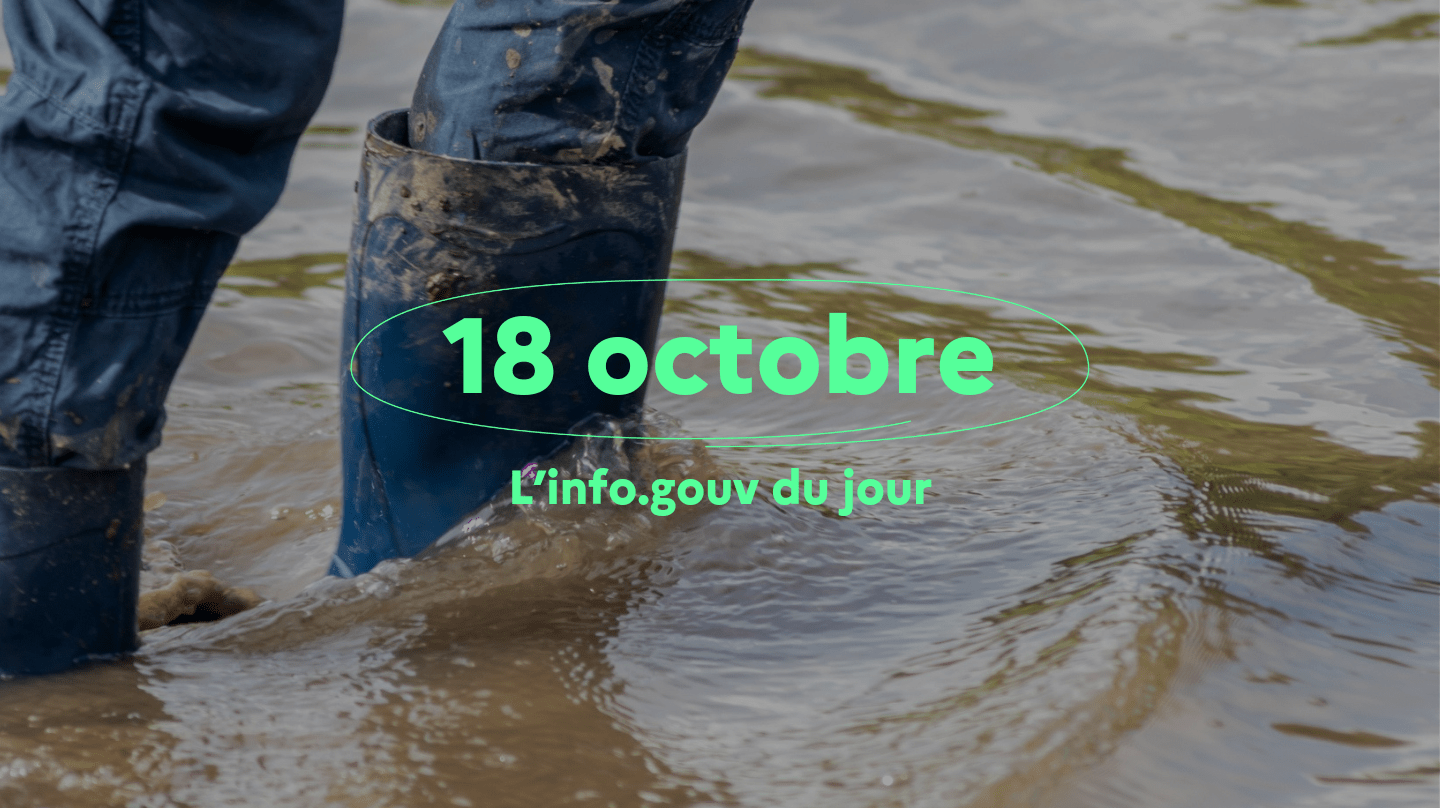 Une personne portant des bottes de pluie, les pieds dans une eau boueuse.