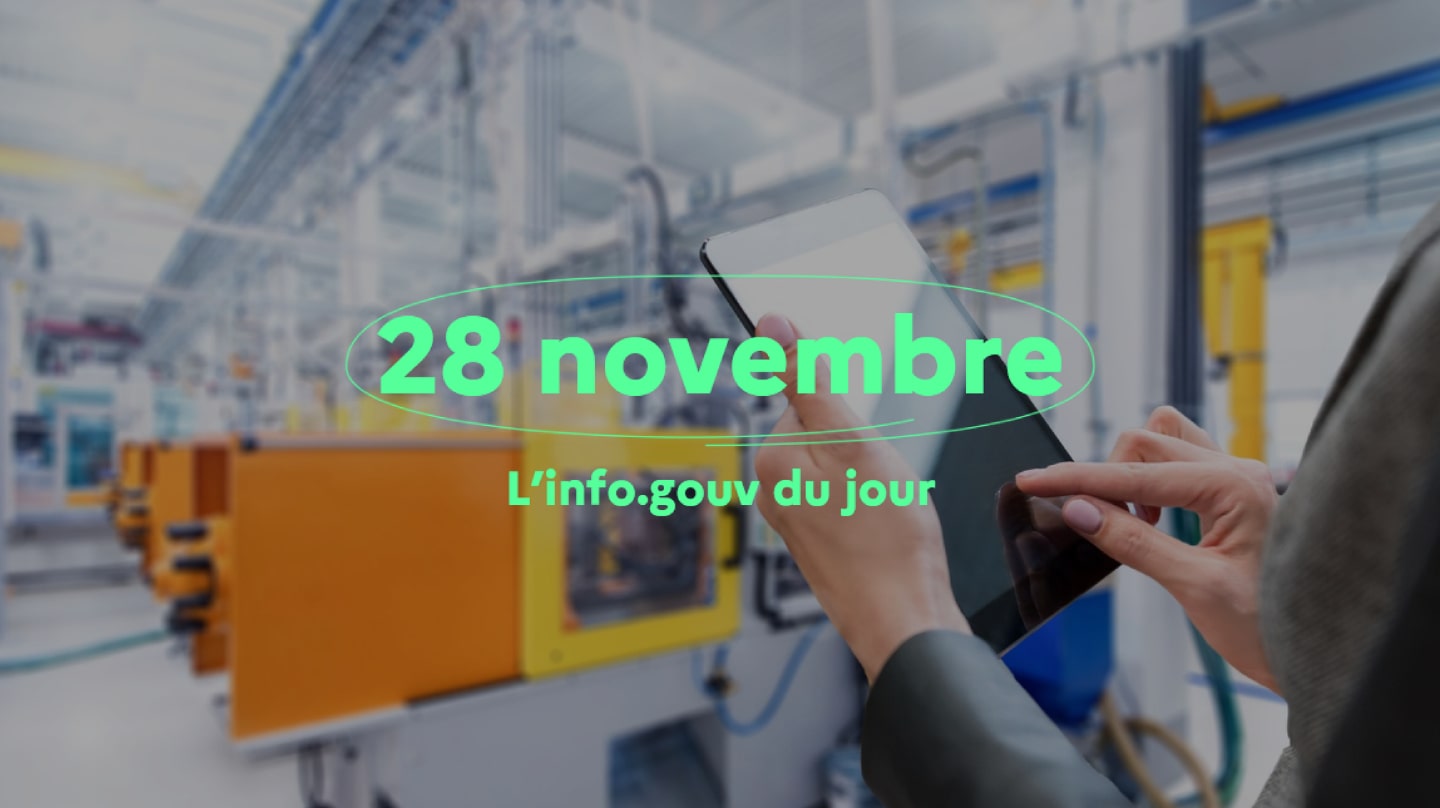 L'intérieur d'une usine avec une femme manipulant une tablette électronique.