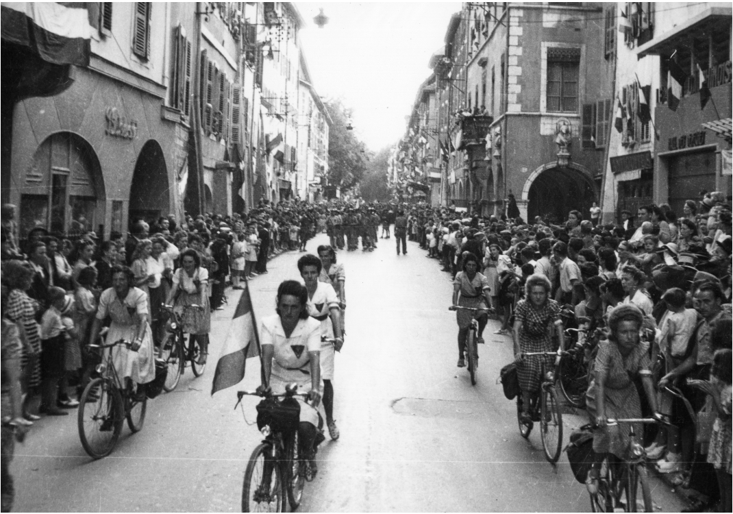 Défilé de femmes agents de liaison le 20 août 1944