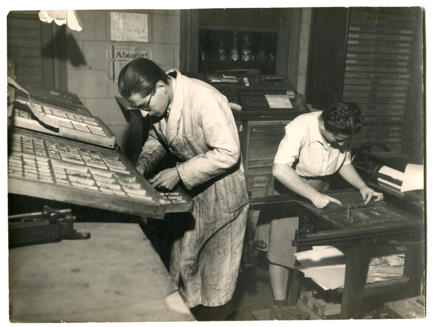 Photo dans l’atelier de fabrication du journal Défense de la France à Paris