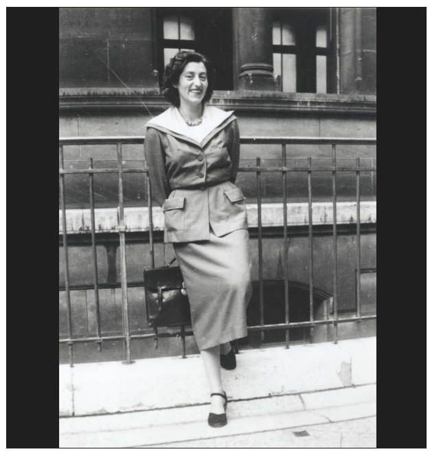 Photo : Lucie Aubrac devant le lycée de jeunes filles Edgar Quinet à Lyon en 1943