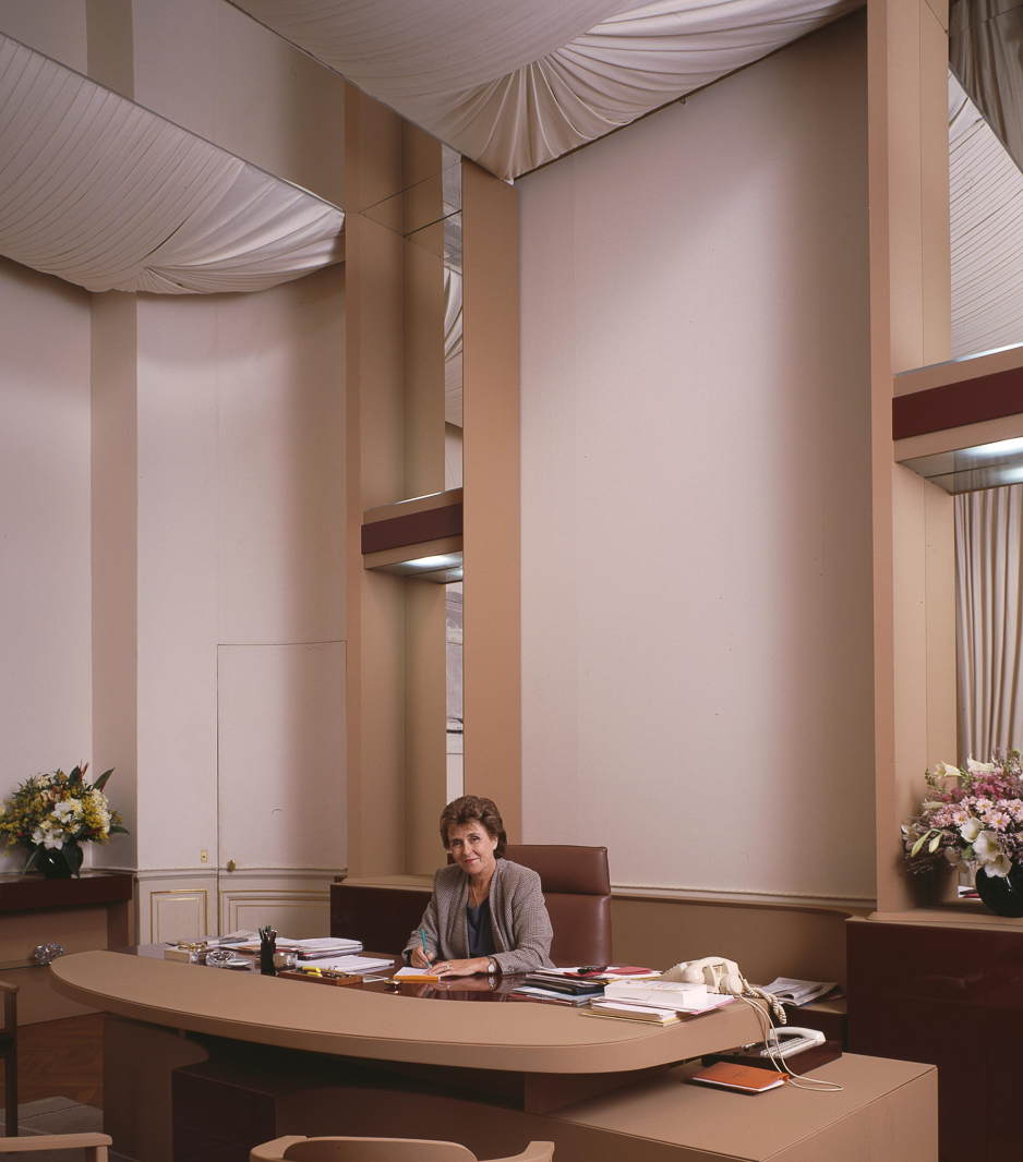 Edith Cresson à son bureau dans le fumoir.