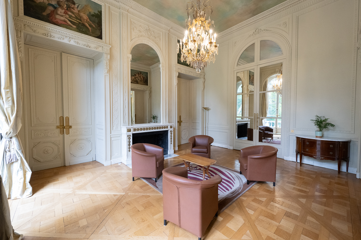 Vue générale du boudoir avec la table de salle à manger au
centre