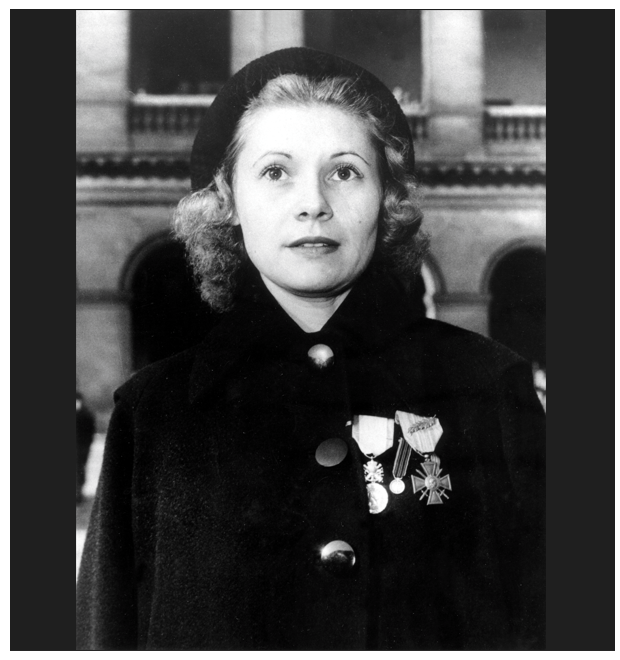 Photo : La comédienne Lise Graf décorée de la Médaille militaire en 1947 aux Invalides à Paris