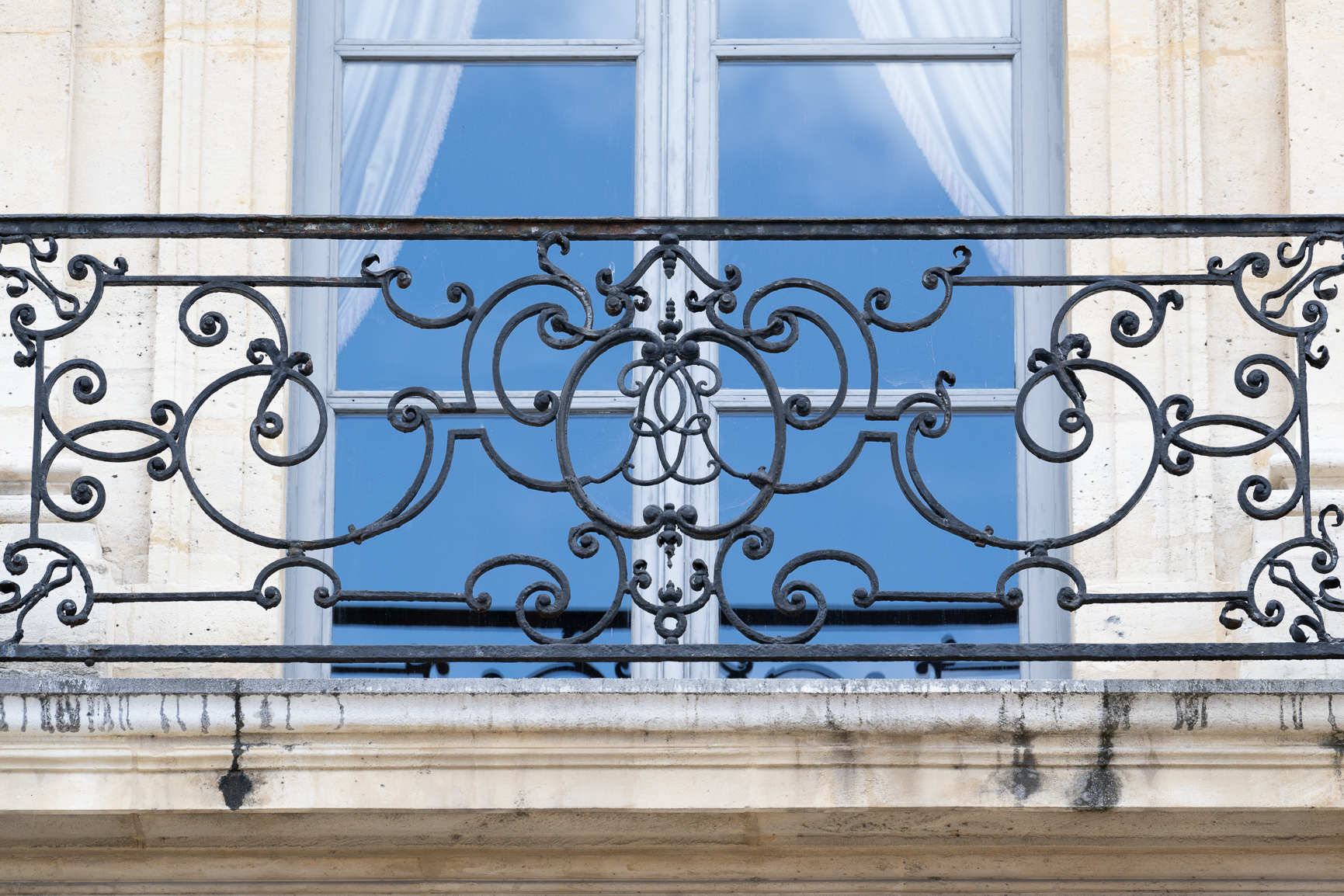 Initiales du marquis de Rothelin sur le balcon