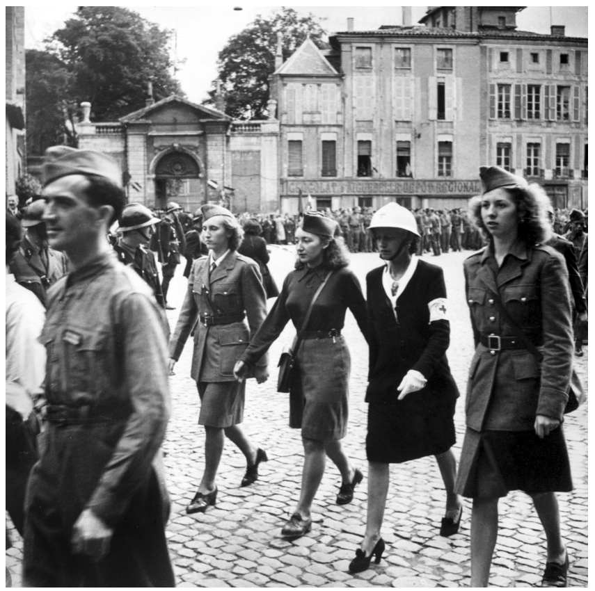 Des résistantes défilent à Toulouse le 17 septembre 1944