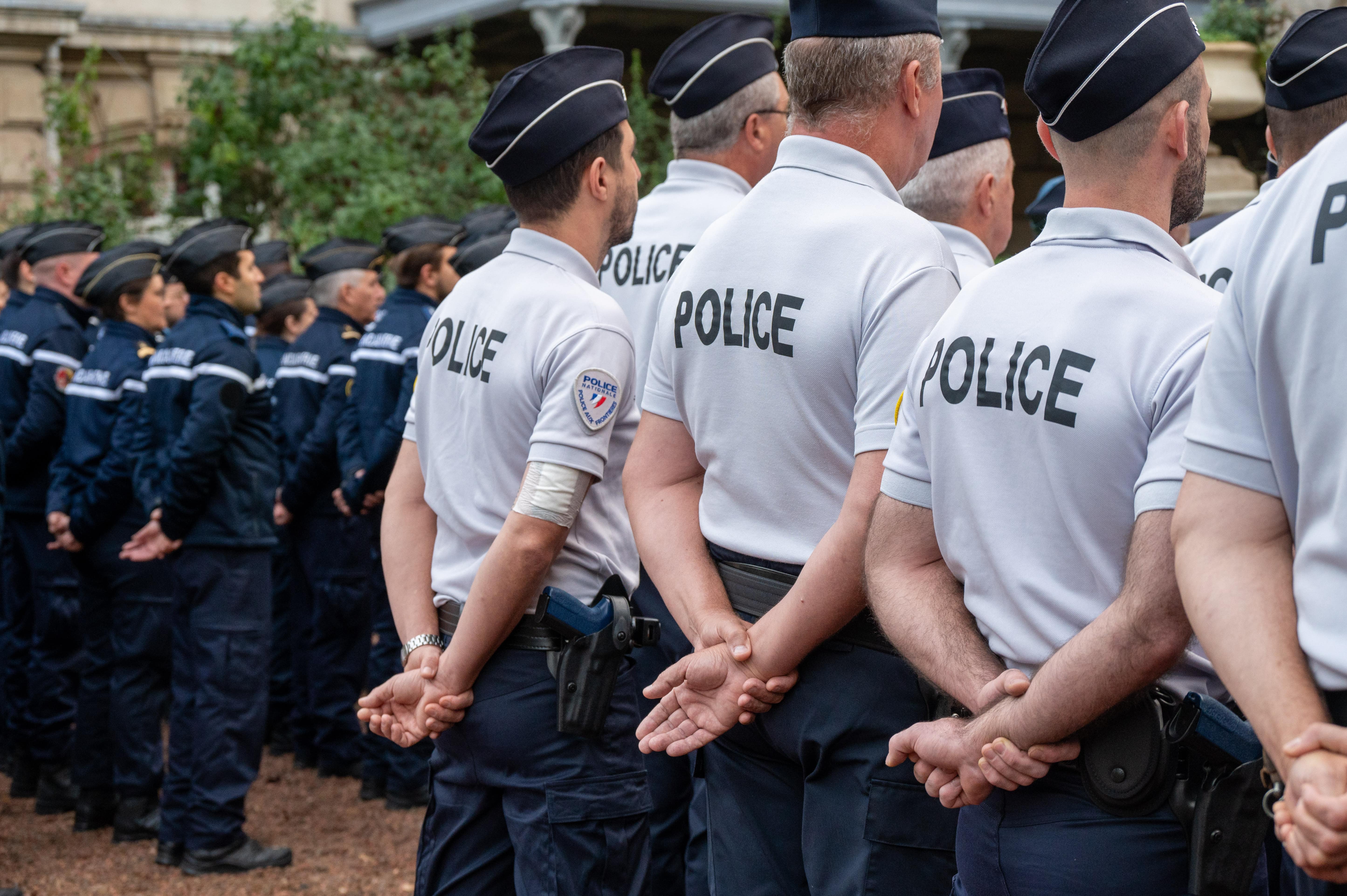 Des membres de la réserve opérationnelle de la police nationale aux côtés de la réserve de gendarmerie.