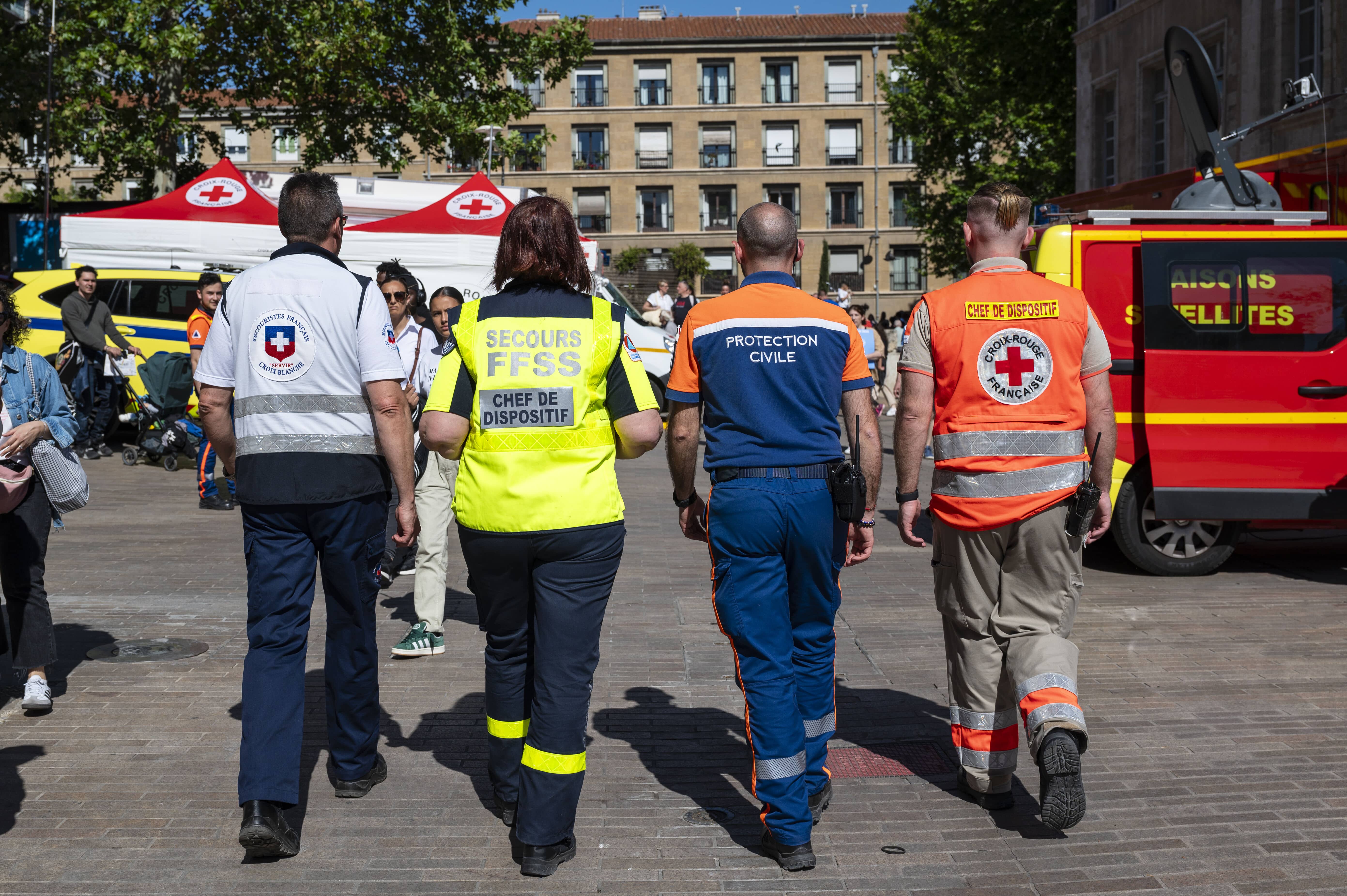 Les secouristes de la Croix-Blanche, de la fédération
française de sauvetage et de secourisme (FFSS), de la
protection civile et de la Croix-Rouge française,
associations agréées de la sécurité civile, assurent un
dispositif de secours à l'occasion de l'arrivée de la
flamme olympique à Marseille.