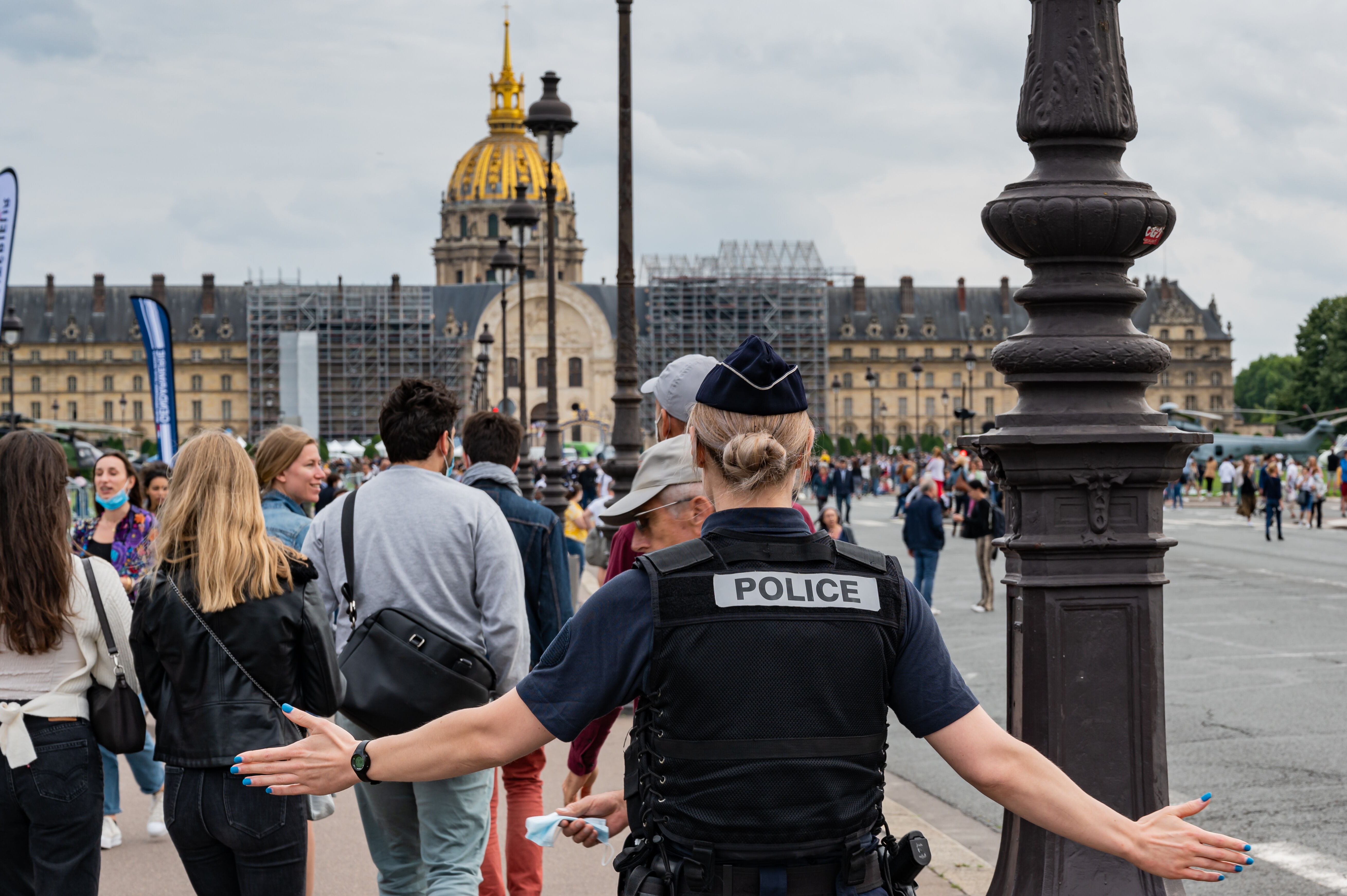 Les policiers de la préfecture de police de Paris
évacuent l'esplanade des Invalides, le 14 juillet 2021.