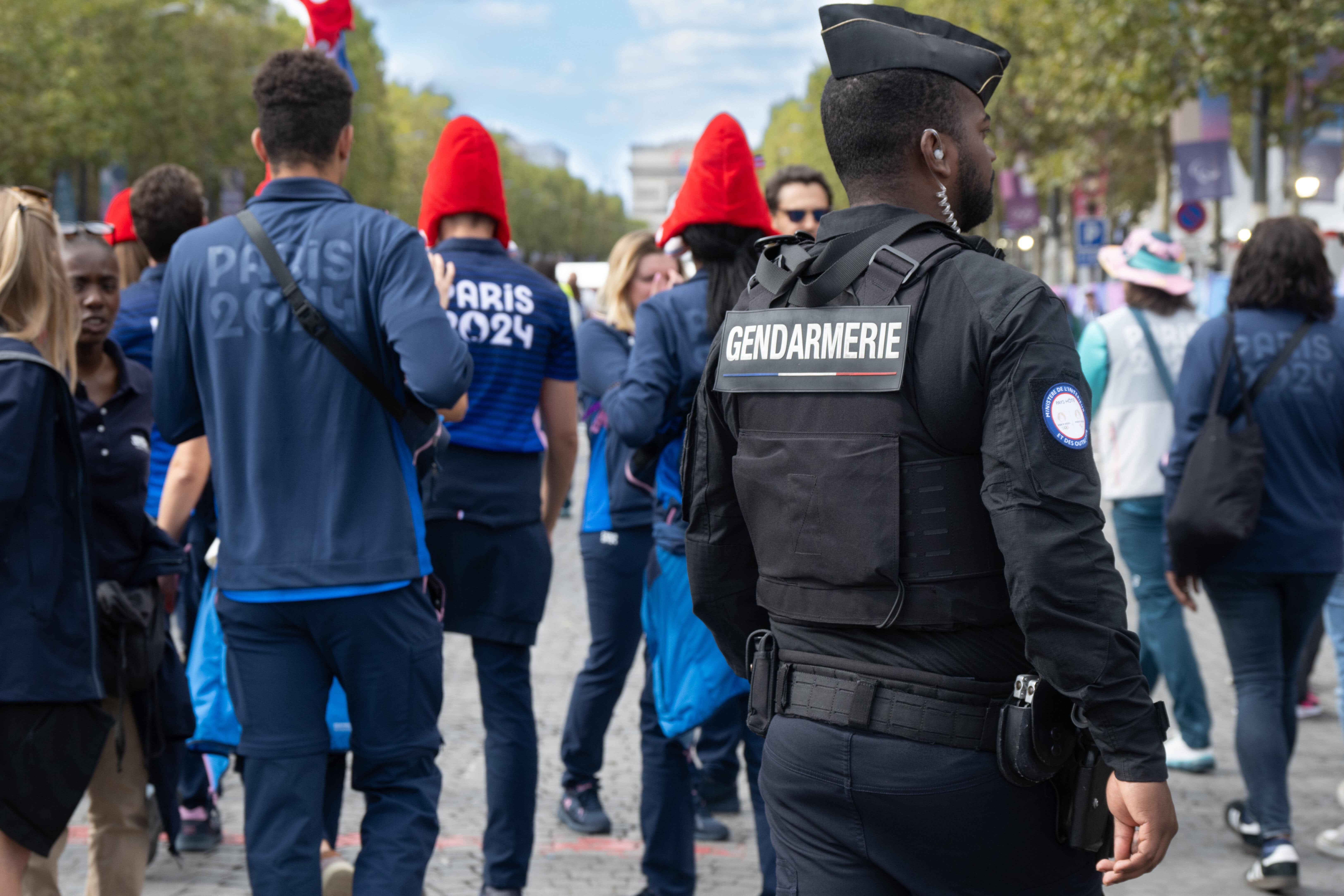 Sécurisation de la parade des champions sur l'avenue
des Champs-Elysées par les gendarmes mobiles.