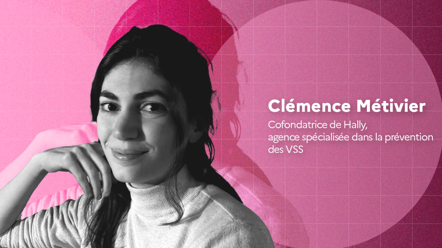 Un portrait de Clémence Métivier sur fond rose.