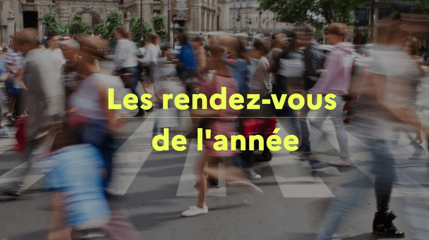 Des gens traversent une rue.