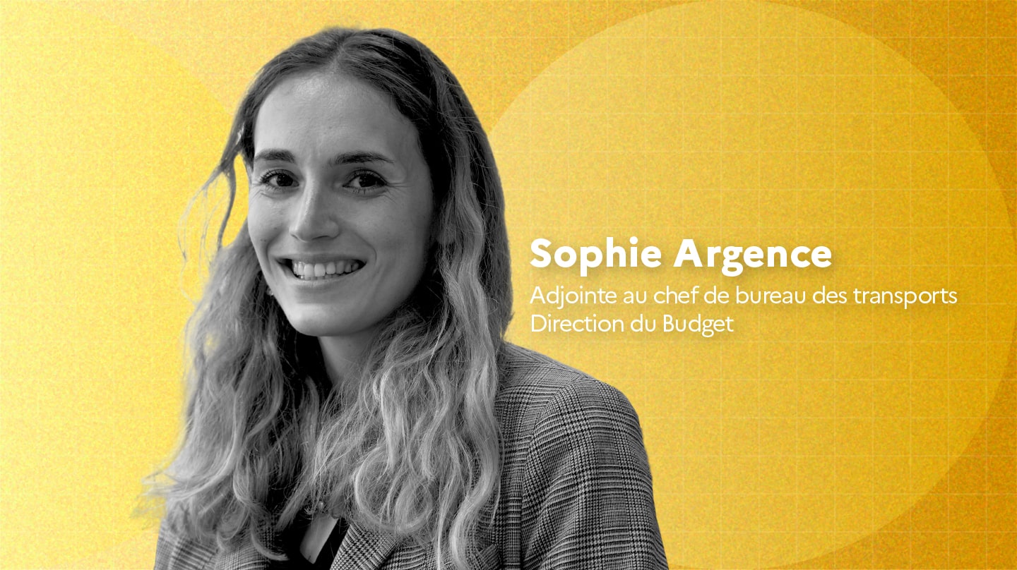 Un portrait sur fond jaune de Sophie Argence.